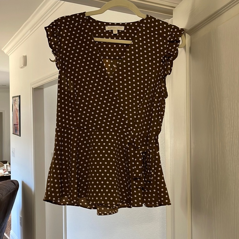 Cute blouse with V neck and tie at waist size XL